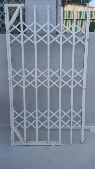 Puerta de seguridad extensible blanca