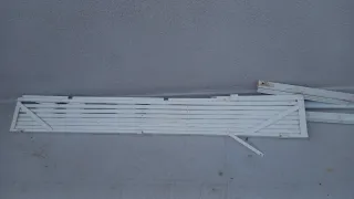 Puerta de seguridad extensible blanca