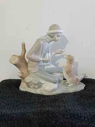 Figura Nao-Lladró: Niño con perro
