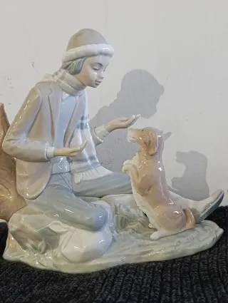 Figura Nao-Lladró: Niño con perro