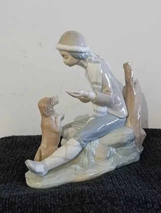 Figura Nao-Lladró: Niño con perro