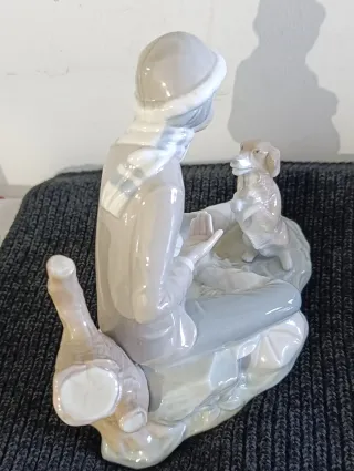 Figura Nao-Lladró: Niño con perro