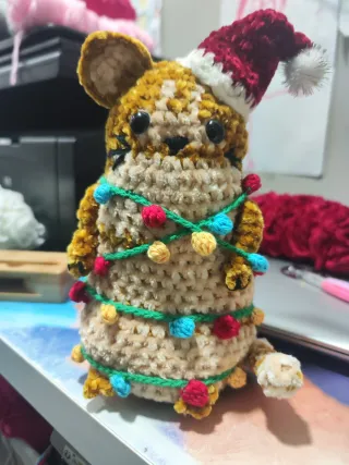 Gato de crochet con luces navideñas
