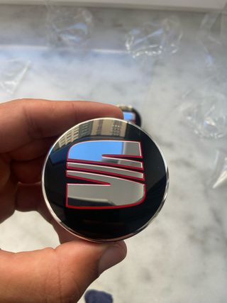 Tapabujes Seat 63mm Negro Rojo 1P0601165