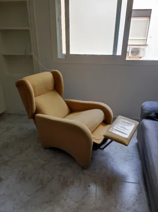 Butaca de salón color beige/amarillo reclinable