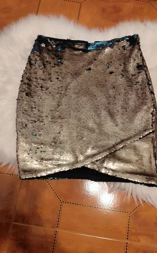 Falda de lentejuelas doradas y negras