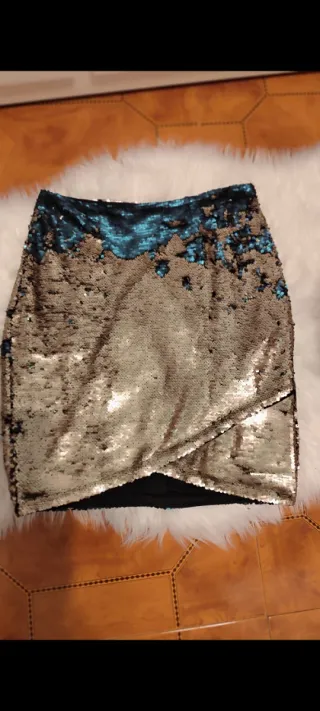 Falda de lentejuelas doradas y negras