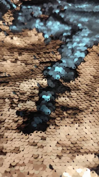 Falda de lentejuelas doradas y negras