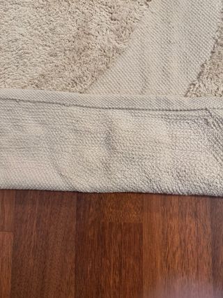 Alfombra beige de tela