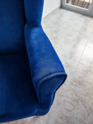 Butaca de salón azul de terciopelo