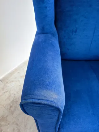 Butaca de salón azul de terciopelo