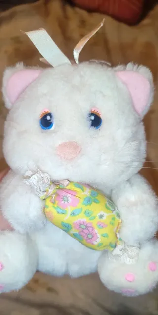 Peluche gattino bianco con caramella