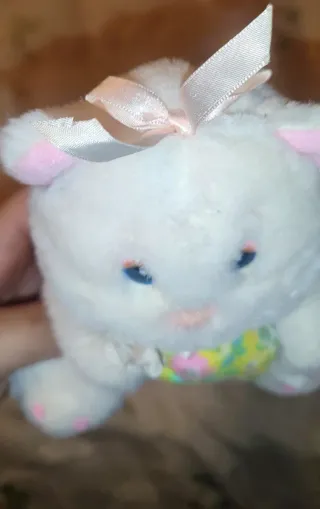 Peluche gattino bianco con caramella