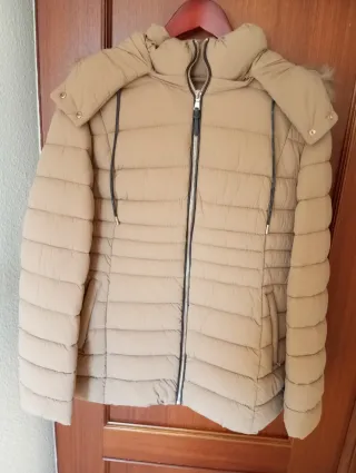 Chaquetón acolchado beige con capucha
