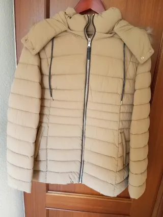 Chaquetón acolchado beige con capucha
