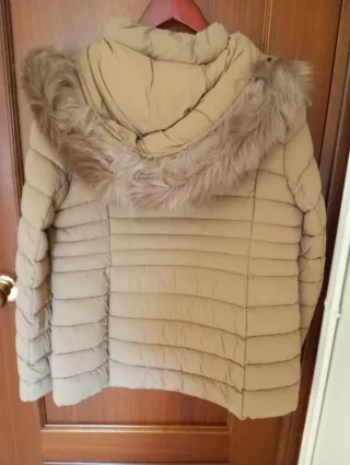 Chaquetón acolchado beige con capucha