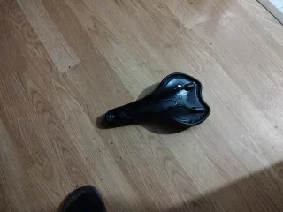 Sillín de bicicleta negro