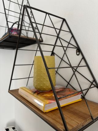 Estanterías triangulares metálicas y madera