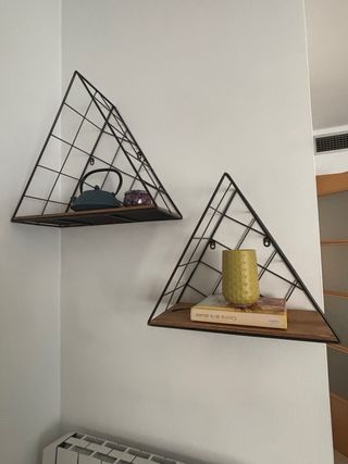 Estanterías triangulares metálicas y madera