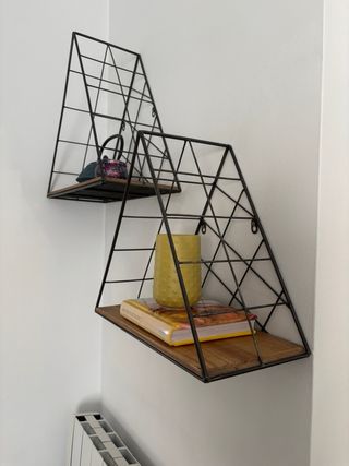 Estanterías triangulares metálicas y madera