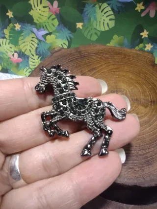 Broche caballo negro con pedrería Strass