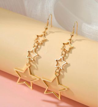 Pendientes largos dorados con estrellas