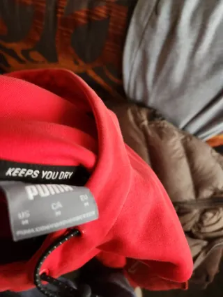 Sudadera roja con capucha