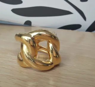 Anillo dorado eslabones.