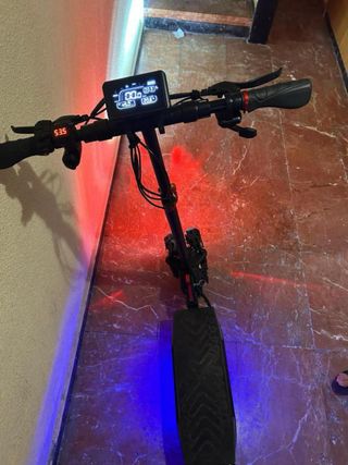 Patinete eléctrico con luces LED