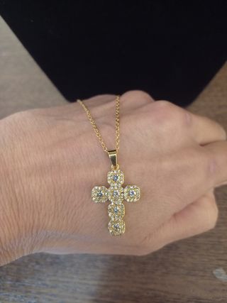 Collana con ciondolo a croce