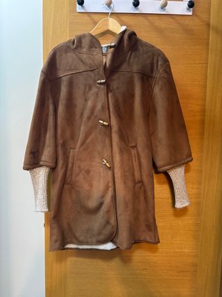 Abrigo marrón con capucha y mangas de punto