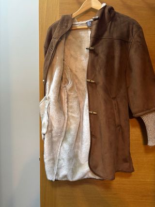 Abrigo marrón con capucha y mangas de punto