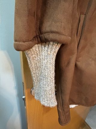 Abrigo marrón con capucha y mangas de punto