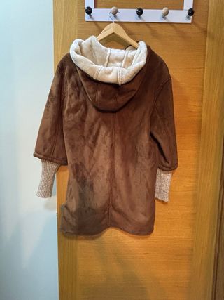Abrigo marrón con capucha y mangas de punto