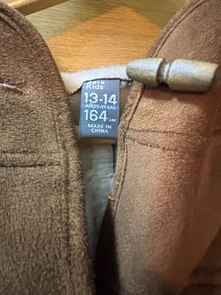 Abrigo marrón con capucha y mangas de punto