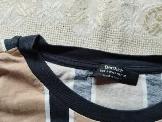 Camiseta de rayas beige y negro