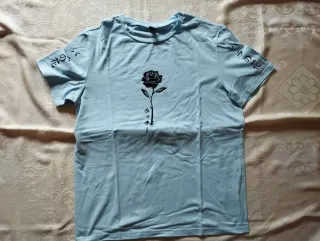 Camiseta azul con rosa negra