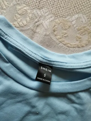 Camiseta azul con rosa negra