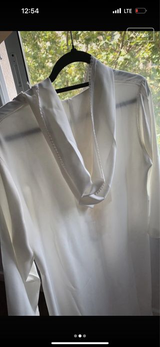 Túnica blanca con detalles dorados