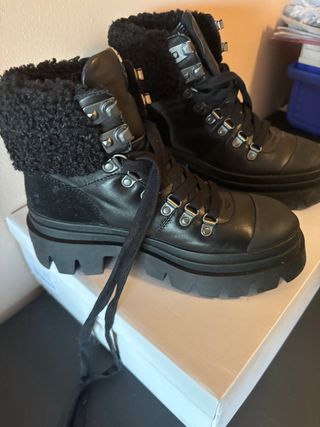 Botas negras con pelo y suela gruesa
