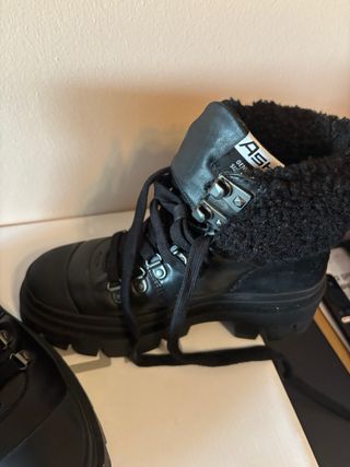 Botas negras con pelo y suela gruesa