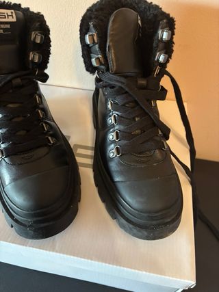 Botas negras con pelo y suela gruesa