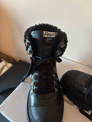 Botas negras con pelo y suela gruesa