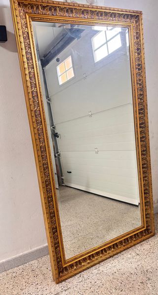 Espejo de salón dorado con marco