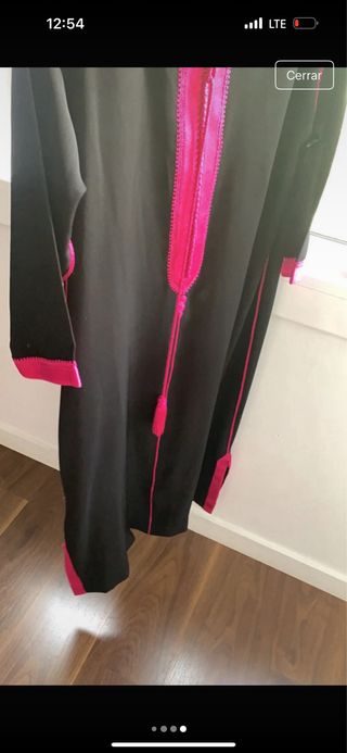 Túnica negra con detalles fucsia