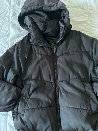 Chaqueta negra Pull&Bear acolchada con capucha