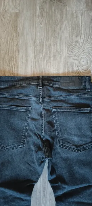 Pantalón vaquero Bershka negro desgastado