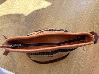 Bolso de ratán y piel