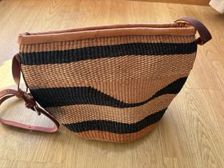 Bolso de ratán y piel