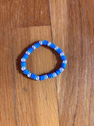 Pulsera de cuentas azules y blancas